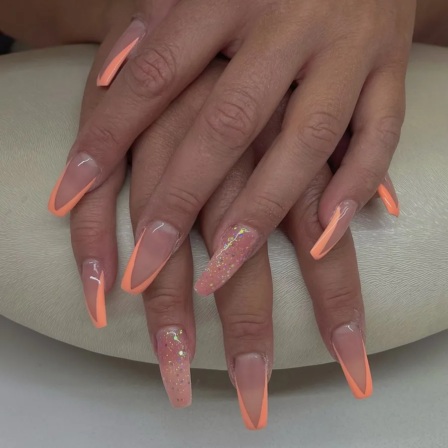 Gelnägel in Pfirsich mit Glitzer, Nagelstudio Bielefeld