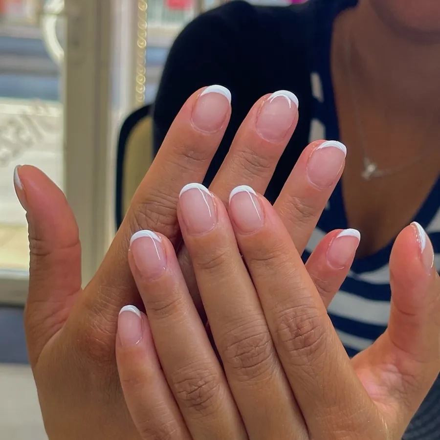 Saubere weiße French Nägel, Nagelstudio Bielefeld