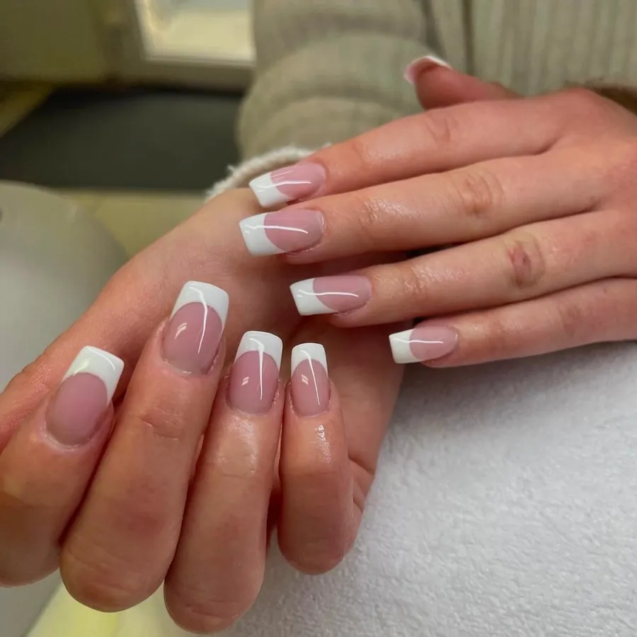 Gelnägel mit weißer Spitze nach dem Auffüllen, Nagelstudio Bielefeld