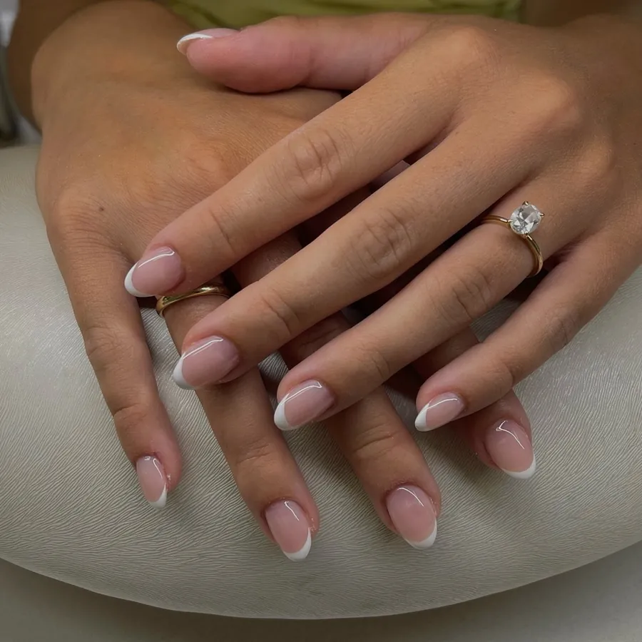 Aufgefüllte Gelnägel mit feiner weißer Spitze, Ann Nails Bielefeld