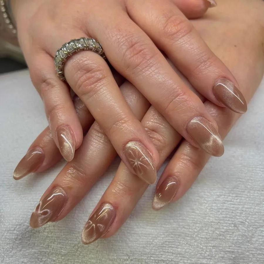 Nude Gelnägel mit schimmerndem Chrom-Effekt, Ann Nails Bielefeld