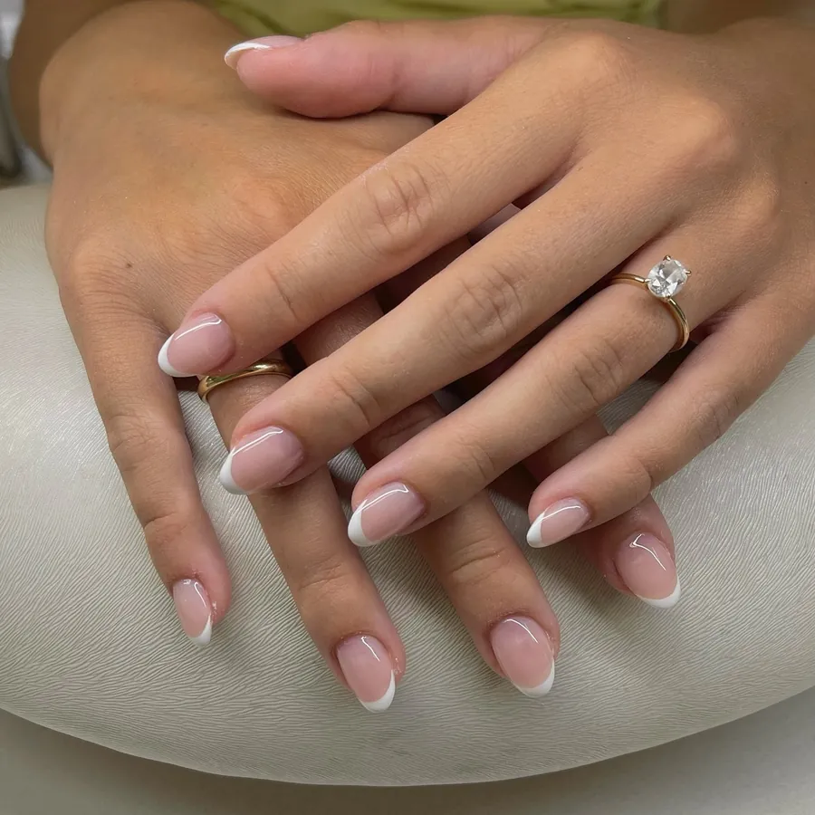 Fein modellierte Gelnägel mit zarter weißer Spitze, Ann Nails Bielefeld