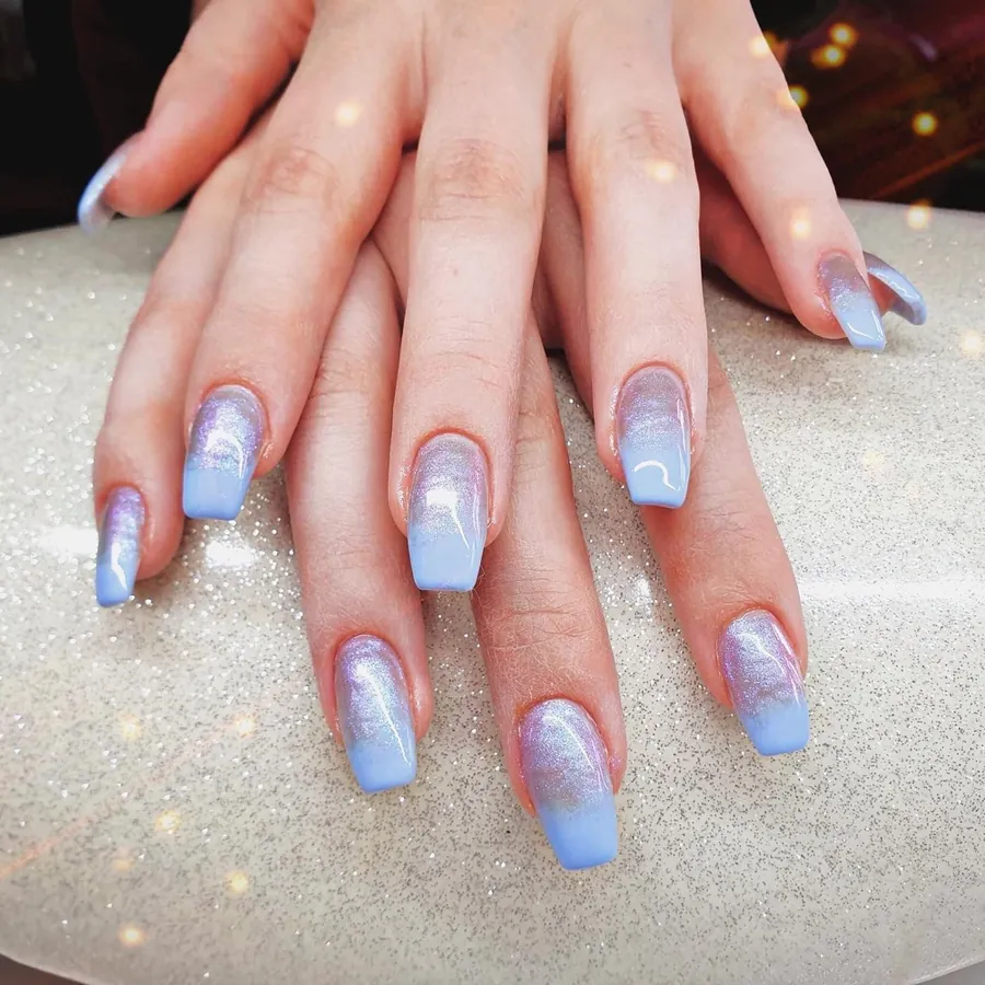 Gelnägel in Hellblau mit Schimmer, Nagelstudio Bielefeld