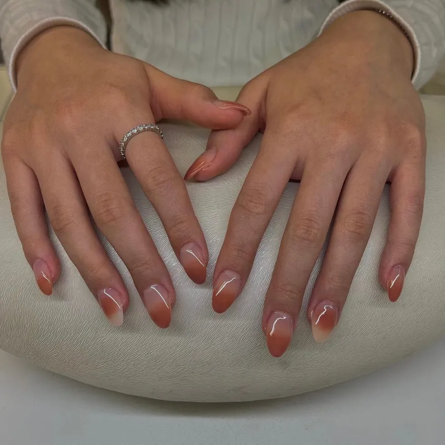 Gepflegte Hände mit Gelnägeln in Natur Rosa, Ann Nails Bielefeld