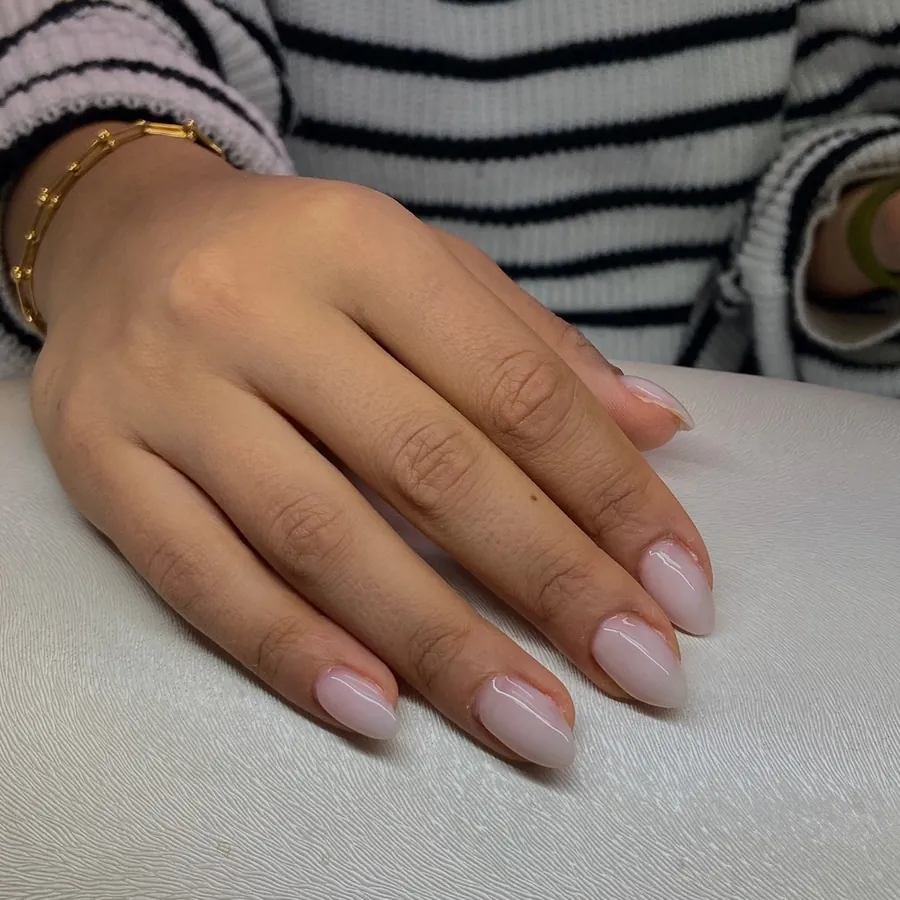 Hand mit frisch modellierten, natürlichen Gelnägeln in Bielefeld