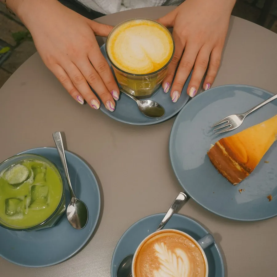 Gepflegte Hände mit Latte Macchiato im Café, Ann Nails Bielefeld