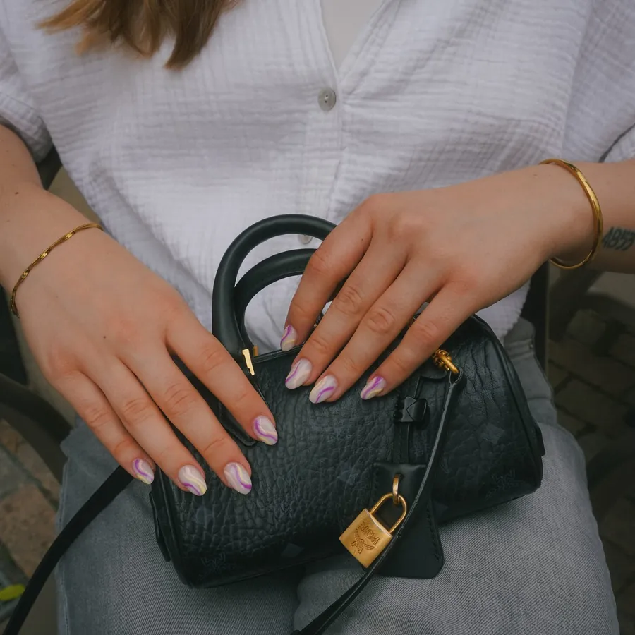Gepflegte Hände mit hellen Nägeln, Ann Nails Bielefeld