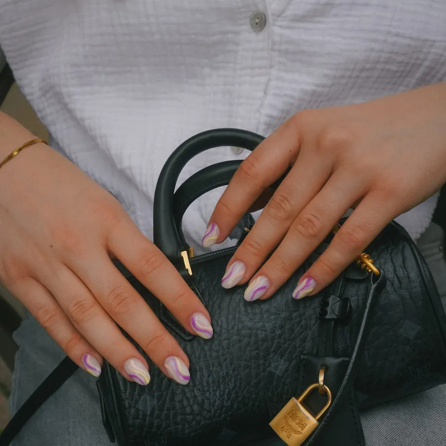 Hände mit hellen, gepflegten Nägeln, Maniküre Bielefeld