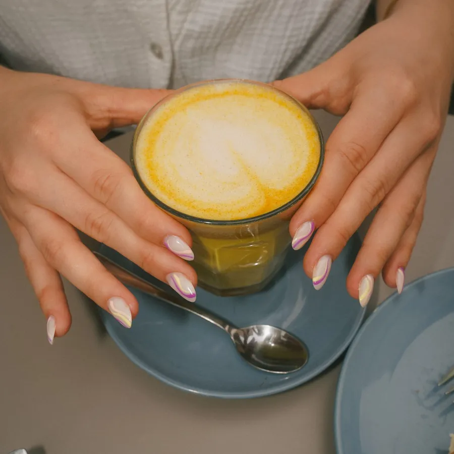 Gepflegte Nägel um ein Glas Latte Macchiato, Nagelstudio Bielefeld