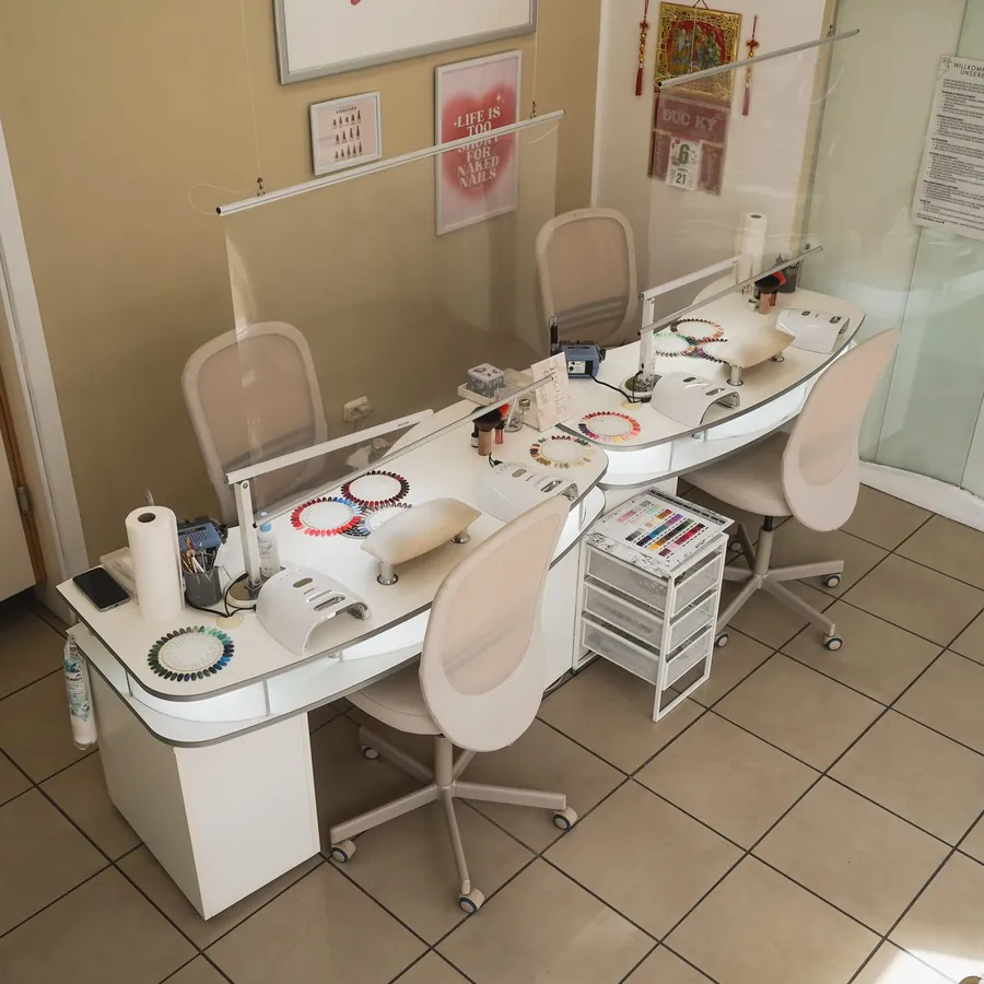 Heller Arbeitstisch im Nagelstudio Ann Nails, Bielefeld