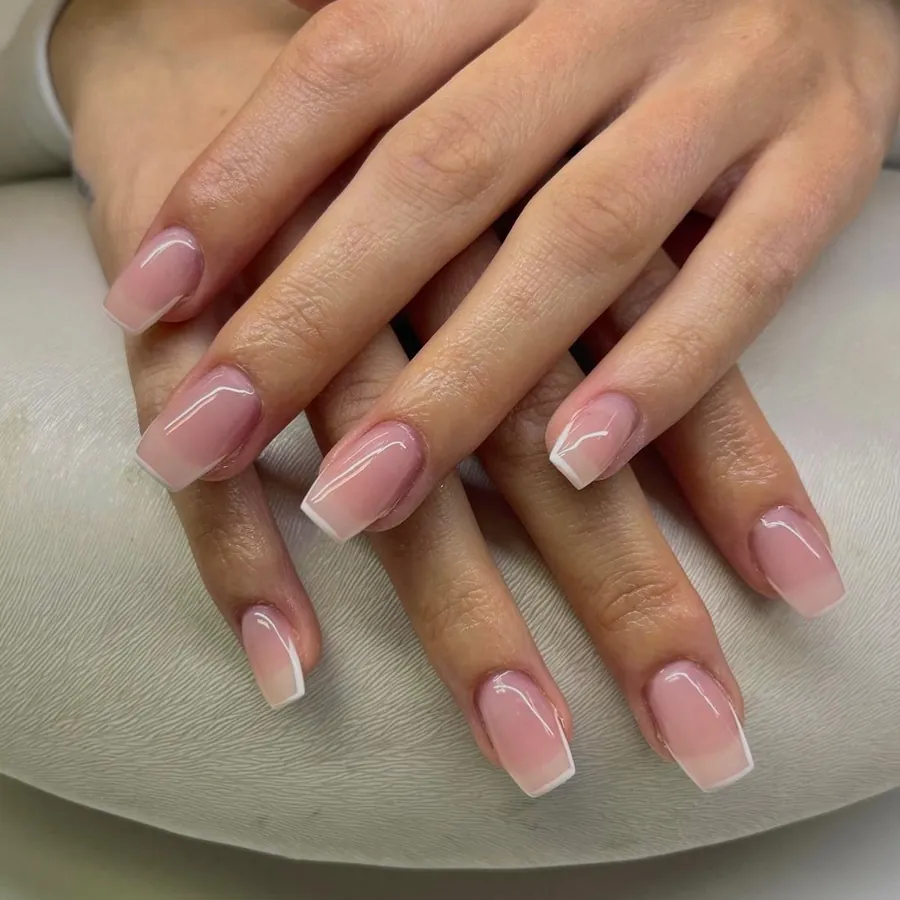 Natürliche Gelnägel in Rosé mit zartem Verlauf, Ann Nails Bielefeld