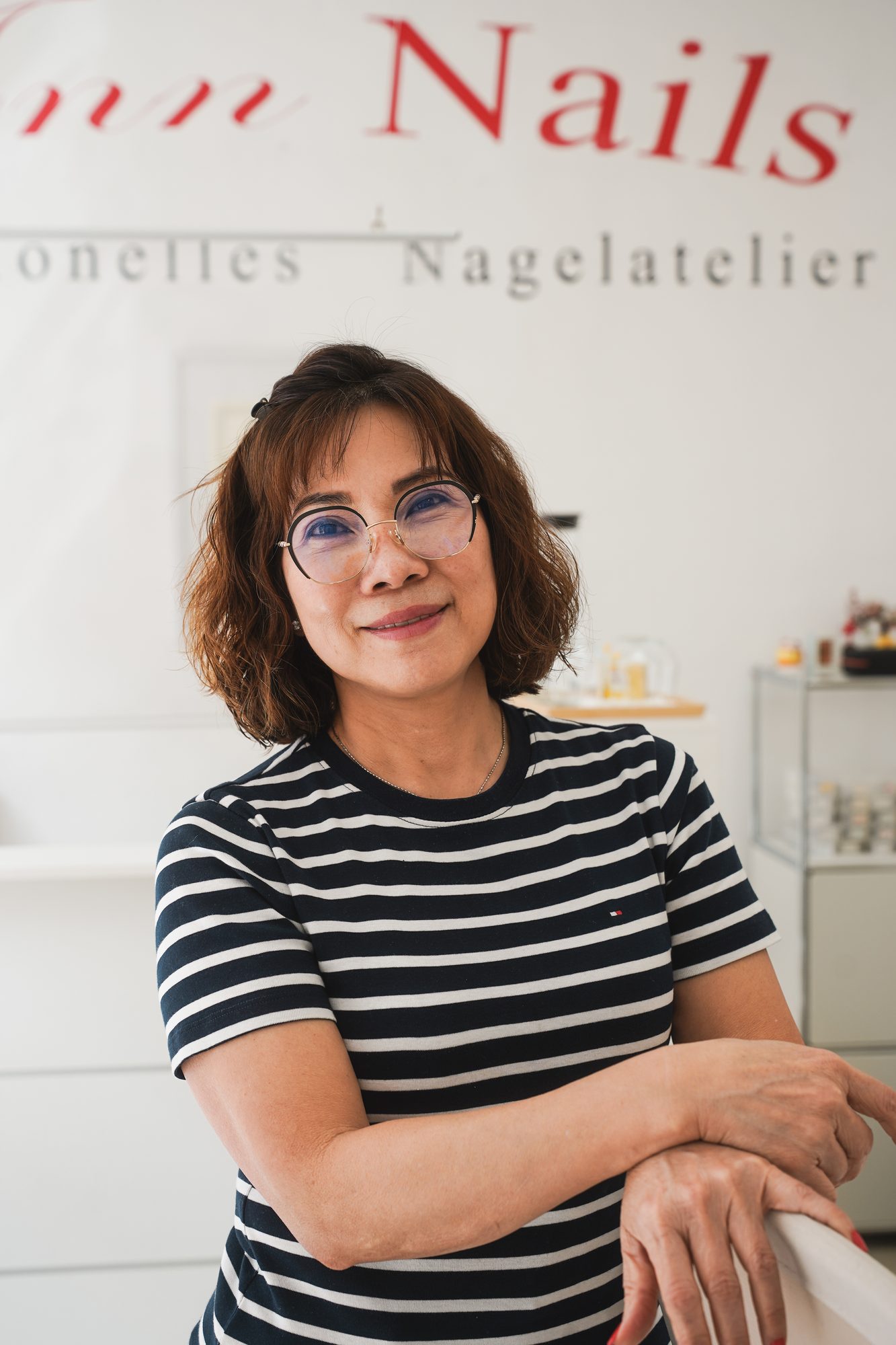 Ann im Studio vor dem Ann-Nails-Schriftzug