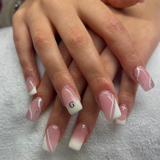 Nude Nägel mit weißem Schwung