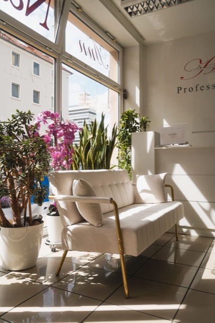 Wartebereich mit Sofa und Pflanzen